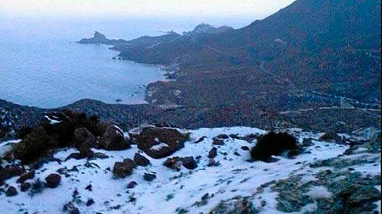 Ver para creer: la nieve deja imágenes insólitas en la provincia